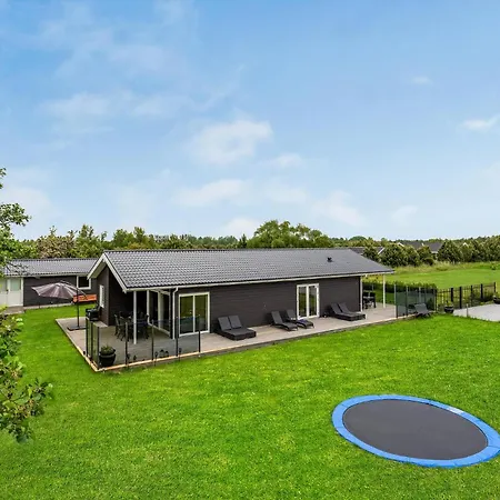 4 Bedroom Gorgeous In Vaeggerlose Holiday home Boto By